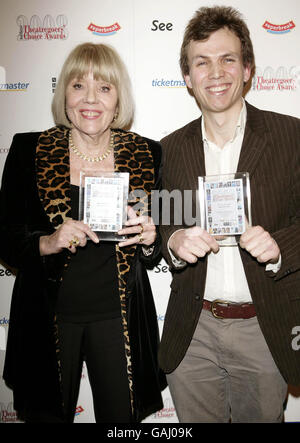 Dame Diana Rigg mit ihrer Auszeichnung für die beste Nebendarstellerin in einem Theaterstück und Samuel Adamson, das beste neue Theaterstück, beide für All About My Mother, während der Theaterbesucher' Choice Awards Whatsonstage.com 2008 im Lyric Theatre im Zentrum von London. Stockfoto