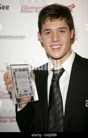 Ben James-Ellis mit seiner Auszeichnung als „Bester Nebendarsteller in einem Musical“ für Hairspray während der Theaterbesucher-Choice-Awards 2008 Whatsonstage.com im Lyric Theatre im Zentrum von London. Stockfoto