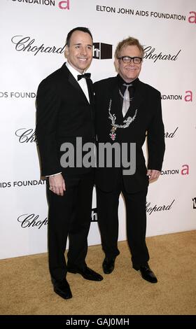 Sir Elton John und sein Partner David Furnish kommen zur 16. Jährlichen Oscar-Party der Sir Elton John AIDS Foundation im Pacific Design Center in Los Angeles an. Stockfoto