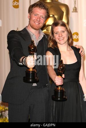 Glen Hansard und Marketa Irglova mit dem Preis für die Leistung in Music Written for Motion Picturs (Original Song) erhielten für einmal die 80. Academy Awards (Oscars) im Kodak Theater, Los Angeles. Stockfoto