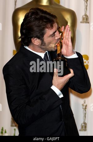 Javier Bardem erhielt die Auszeichnung als bester Nebendarsteller für No Country for Old Men bei den 80. Academy Awards (Oscars) im Kodak Theatre, Los Angeles. Stockfoto
