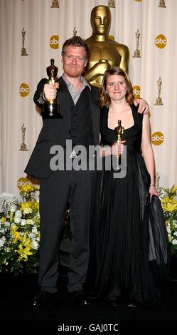 Glen Hansard und Marketa Irglova mit dem Preis für die Leistung in Music Written for Motion Picturs (Original Song) erhielten für einmal die 80. Academy Awards (Oscars) im Kodak Theater, Los Angeles. Stockfoto