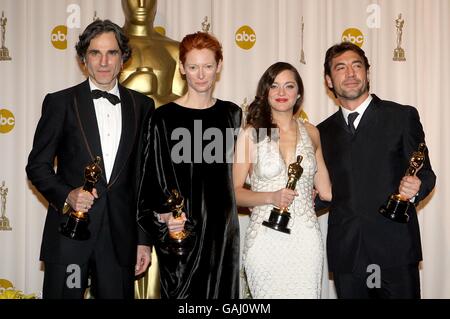 Die Gewinner der Preise für Schauspielkunst (L-R) Daniel Day Lewis, Tilda Swinton, Marion Cotillard und Javier Bardem bei den 80. Academy Awards (Oscars) im Kodak Theater, Los Angeles. Stockfoto