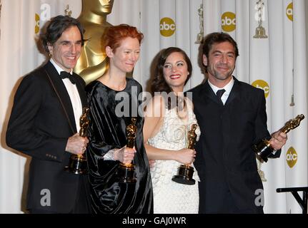 Die Gewinner der Preise für Schauspielkunst (L-R) Daniel Day Lewis, Tilda Swinton, Marion Cotillard und Javier Bardem bei den 80. Academy Awards (Oscars) im Kodak Theater, Los Angeles. Stockfoto