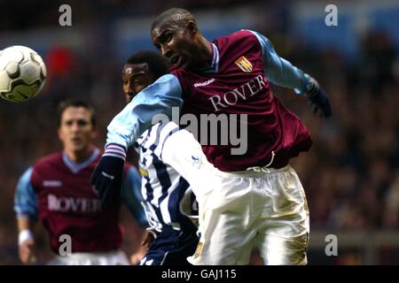 Fußball - FA Barclaycard Premiership - Aston Villa gegen West Bromwich Albion. Jlloyd Samuel von Aston Villa (r) gewinnt den Titel über Jason Roberts von West Bromwich Albion (l) Stockfoto