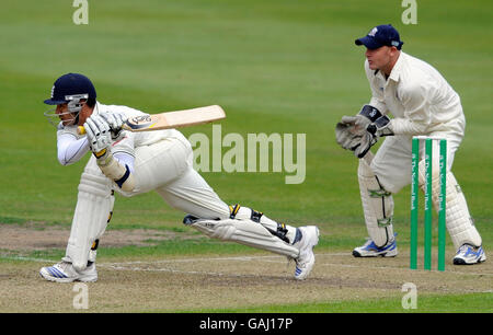 England's Owais Shah trifft den Ball für 4 Läufe während des Spiels an der Universität Oval, Otago University, Neuseeland. Stockfoto