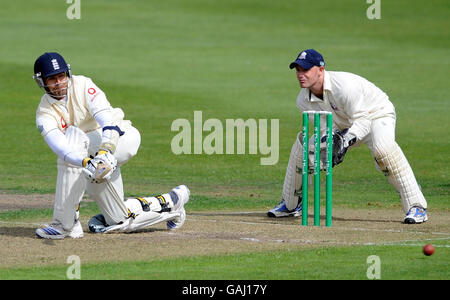 England's Owais Shah trifft den Ball für 4 Läufe während des Spiels an der Universität Oval, Otago University, Neuseeland. Stockfoto