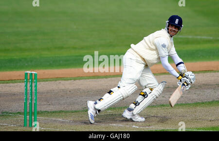 England's Owais Shah trifft den Ball für 4 Läufe während des Spiels an der Universität Oval, Otago University, Neuseeland. Stockfoto