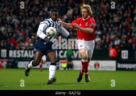 Fußball - FA Barclaycard Premiership - Charlton Athletic gegen West Bromwich Albion. Gary Rowett von Charlton Athletic und Jason Roberts von West Bromwich Albion Stockfoto