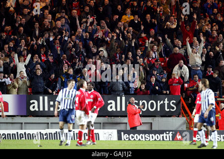 Fußball - FA Barclaycard Premiership - Charlton Athletic gegen West Bromwich Albion. Die Fans von Charlton Athletic feiern beim Schlusspfiff nach dem Sieg gegen West Bromwich Albion Stockfoto