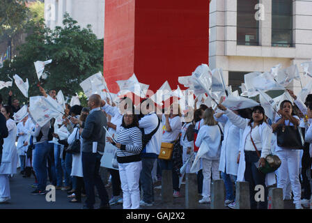 Sao Paolo, Brasilien. 4. Juli 2016. Die öffentlichen Beschäftigten das größte Krankenhaus in Südamerika (Krankenhaus da Clinicas) wurden für geringen Lohn an die Arbeiter gegen den Gouverneur von São Paulo (Geraldo Alckmin) auffällig. Bildnachweis: Adeleke Anthony Fote/Pacific Press/Alamy Live-Nachrichten Stockfoto