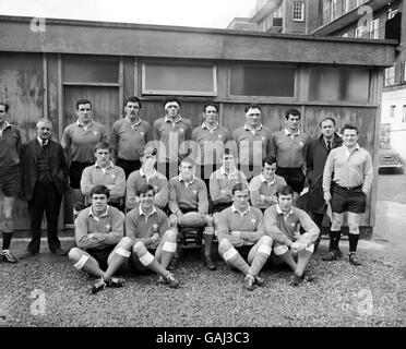 Wales-Teamgruppe: (Hintere Reihe, l-r) Vorsitzender des Auswahlausschusses HC Young, WD Thomas, TG Evans, Mervyn Davies, D Hughes, D Williams, WD Morris, WRU-Ausschussmitglied Clive Rowlands, Touch-Richter EM Lewis; (mittlere Reihe, l-r) DB Llewellyn, JPR Williams, Gareth Edwards, LTD Daniel, Phil Bennett; (Erste Reihe, l-r) I Hall, Barry John, VC Perrins, John Dawes Stockfoto