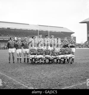 Wales-Teamgruppe: (Hintere Reihe, l-r)Richter, Steve Fenwick, Graham Price, Jeff Squire, Geoff Wheel, Allan Martin, Derek Quinnell, Bobby Windsor, Charlie Faulkner, Terry Cobner; (erste Reihe, l-r) Gerald Davies, JPR Williams, Phil Bennett, Gareth Edwards, JJ Williams, Ray Gravell Stockfoto