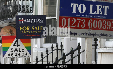 Immobilienmakler in Brighton. Die Hauspreise fielen in diesem Monat weiter, da potenzielle Käufer sich vom Markt fernhielten, bis die Aussichten klarer wurden, wie die Zahlen heute zeigen. Stockfoto