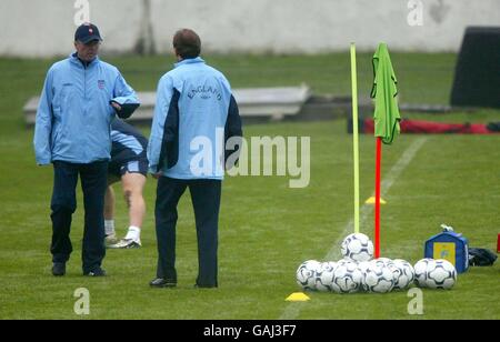 Fußball - U21-Europameisterschaft 2004 Qualifikation - England gegen Slowakei - England Traning. Englands Manager Sven Goran Eriksson plaudert mit seinem Assistenten Steve McClaren, während sein Team vor dem Qualifikationsspiel gegen die Slowakei trainiert Stockfoto