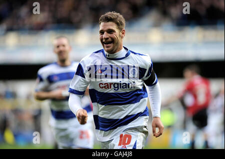 Fußball - Coca Cola Championship - Queens Park Rangers gegen Bristol City - Loftus Road. Akos Buzsaky von QPR feiert das dritte Tor während des Coca-Cola Championship-Spiels in der Loftus Road, London. Stockfoto