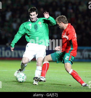 Der nordirische Keith Gillespie kämpft während des Internationalen Freundschaftsspiels im Windsor Park, Belfast, gegen den bulgarischen Mihail Venkon (rechts). Stockfoto