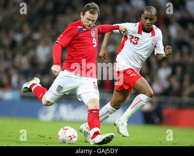 Englands Wayne Rooney im Einsatz mit dem Schweizer Gelson Fernandes (rechts) beim Internationalen Freundschaftsspiel im Wembley Stadium, London. Stockfoto