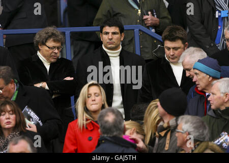 Rugby Union - RBS 6 Nations Championship 2008 - Schottland gegen Frankreich - Murrayfield. Frankreichs Cheftrainer Marc Lievremont (Mitte) weckt das Spiel von der Tribüne aus. Stockfoto