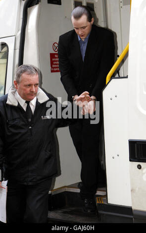 Luke Mitchell (oben) kommt wegen seiner Berufung gegen seine Verurteilung wegen des Mordes an der Schülerin Jodi Jones am High Court in Edinburgh an. Stockfoto