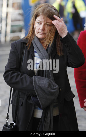 Rechtsmittelfall von Luke Mitchell. Judy Jones, die Mutter des ermordeten Schulmädchen Jodi Jones, kommt am High Court in Edinburgh an. Stockfoto