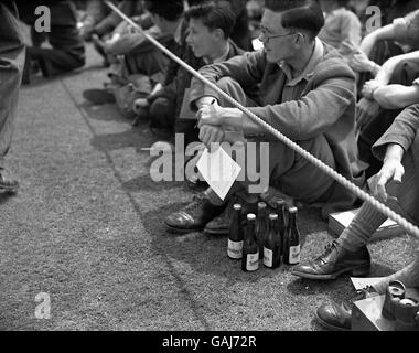 Cricket - England - Indien - Lords. Ein guter Vorrat an Bier für einen Zuschauer, der das Spiel zwischen England und Indien beobachtet. Stockfoto