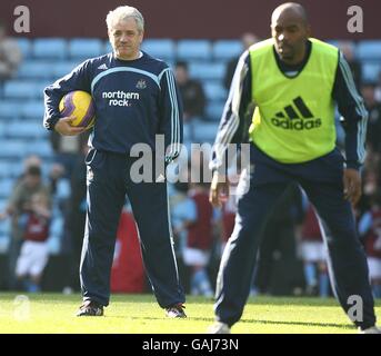 Fußball - Barclays Premier League - Aston Villa gegen Newcastle United - Villa Park. Kevin Keegan, Manager von Newcastle United (links) Stockfoto