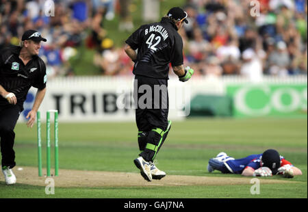 Der neuseeländische Wicketkeeper Brendon McCullum rennt beim zweiten One Day International Spiel im Seddon Park, Hamilton, Neuseeland, England-Kapitän Paul Collingwood aus. Stockfoto