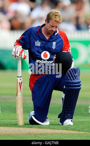 Der neuseeländische Wicketkeeper Brendon McCullum rennt beim zweiten One Day International Spiel im Seddon Park, Hamilton, Neuseeland, England-Kapitän Paul Collingwood aus. Stockfoto