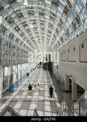 Union Pearson Express Terminal Concourse verbinden Skywalk, Toronto, Kanada. Stockfoto