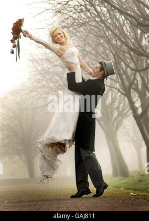 Mhairi Cairnduff und Fred Szkoda-Pugsley werben für die Scottish Wedding Show außerhalb des SECC in Glasgow. Stockfoto