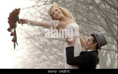 Mhairi Cairnduff und Fred Szkoda-Pugsley werben für die Scottish Wedding Show außerhalb des SECC in Glasgow. Stockfoto