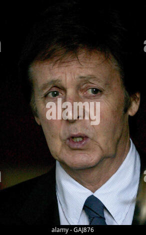 Sir Paul McCartney verlässt den High Court zur Mittagszeit, während er weiterhin eine Scheidungsvereinbarung mit Heather Mills ausarbeitet. Stockfoto
