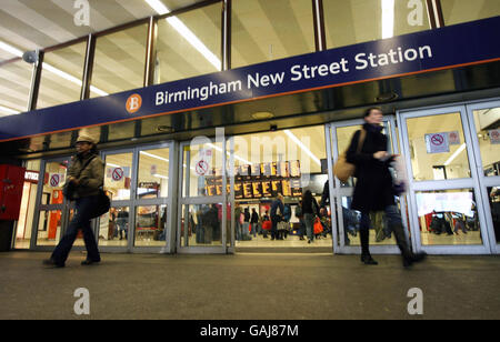 Eine allgemeine Ansicht des Bahnhofs Birmingham New Street. Die Regierung soll fast 400 Millionen zur Verbesserung des Bahnhofs bereitstellen, wurde heute bekannt gegeben. Stockfoto