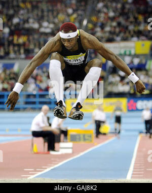 Leichtathletik - Norwich Union Grand Prix - Die National Indoor Arena. Phillips Idowu gewinnt den Dreifachsprung während des Norwich Union Grand Prix Treffens in der National Indoor Arena, Birmingham. Stockfoto