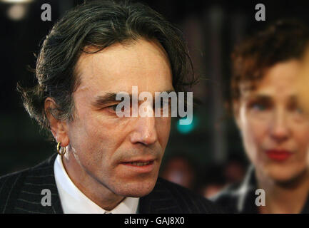 EIGENSTÄNDIGES Foto. Der Oscar-Nominierte Daniel Day-Lewis und seine Frau Rebecca Miller nehmen an einer Sondervorführung des Films There will Be Blood im Savoy Cinema in Dublin Teil. Stockfoto