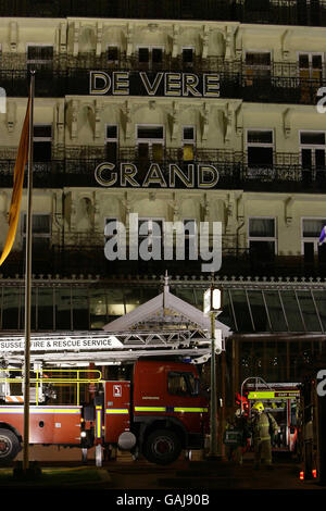 Feuerwehrleute bekämpfen ein Feuer im historischen Grand Hotel an der Strandpromenade von Brighton. Stockfoto