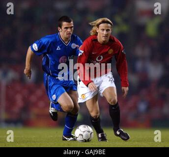 Fußball - Worthington Cup - Dritte Runde - Manchester United / Leicester City. Diego Forlan von Manchester United kommt von Callum Davidson aus Leicester City weg Stockfoto