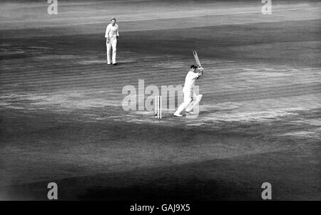 Cricket - Gillette Cup - Finale - Sussex gegen Warwickshire. Jim Stewart von Warwickshire schneidet den Ball während seiner Innings von 59 bis an die Grenze Stockfoto