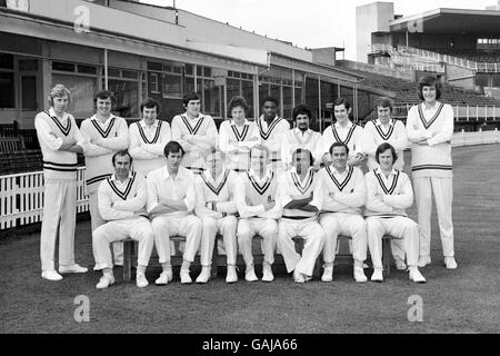 Warwickshire Team Group: (Hintere Reihe, l-r) Peter Lewington, Bill Blenkiron, Warwick Tidy, Stephen Rouse, Barry Flick, William Bourne, Deryck Murray, Norman McVicker, Eddie Hemmings, Bob Willis; (vordere Reihe, l-r) Neal Abberley, David Brown, Mike Smith, Alan Smith, Billy Ibadulla, John Jameson, Dennis amiss Stockfoto