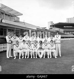 Warwickshire Team Group: (Hintere Reihe, l-r) Peter Lewington, Bill Blenkiron, Warwick Tidy, Stephen Rouse, Barry Flick, William Bourne, Deryck Murray, Norman McVicker, Eddie Hemmings, Bob Willis; (vordere Reihe, l-r) Neal Abberley, David Brown, Mike Smith, Alan Smith, Billy Ibadulla, John Jameson, Dennis amiss Stockfoto