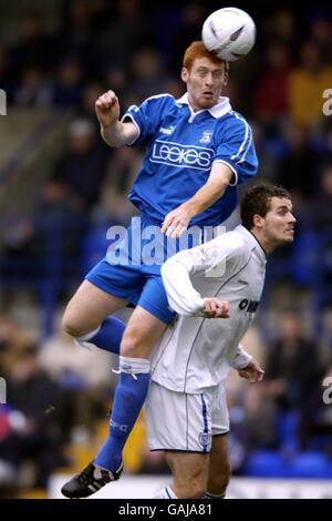 James Collins (l) von Cardiff City gewinnt den Kopfball über Tranmere Simon Haworth von Rovers (r) Stockfoto