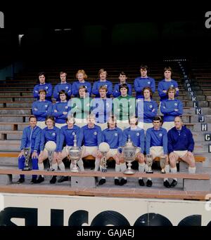 Cardiff City Team mit einer beeindruckenden Auswahl an Trophäen Stockfoto