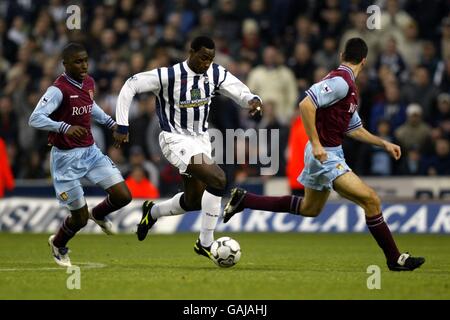 West Bromwich Albions Jason Roberts (c) versucht, einen zu finden Weg zwischen Aston Villa's Jlloyd Samuel (l) und Mark Delaney (r) Stockfoto