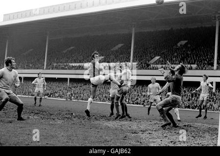 Jimmy Greaves (c) von West Ham United versucht, A zu schleifen Kopfball über Coventry City Torwart Bill Glazier (r) Stockfoto