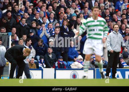 Fußball - Bank of Scotland Premier Division - Rangers gegen Celtic. Alex McLeish (l), Rangers-Manager, wird während des Spiels emotional, da sein Team eine Chance verpasst, während Celtic-Manager Martin O'Neill (r) anschaut Stockfoto