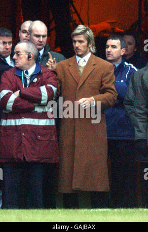 Fußball - FA Barclaycard Premiership - Manchester United / Arsenal. David Beckham von Manchester United beobachtet aus dem Tunnel Stockfoto