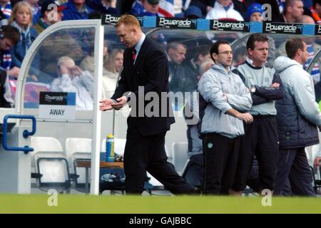 Alex McLeish, der Manager der Rangers, wird während des Spiels animiert Wie keltischer Manager Martin O'Neill anschaut Stockfoto