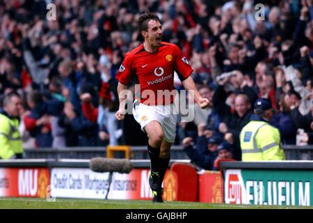 Fußball - FA Barclaycard Premiership - Manchester United / Arsenal. Gary Neville von Manchester United feiert Stockfoto