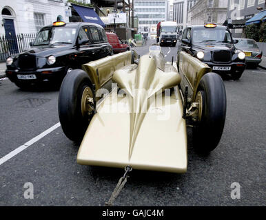 Der Golden Arrow, das Auto, mit dem Sir Henry Segrave 1929 den Geschwindigkeitsrekord gebrochen hat, kommt zur Lancierung des Segrave Club, eines privaten Mitgliedsclubs, der Zugang zu Supersportwagen bietet, in Knightsbridge, London. Stockfoto